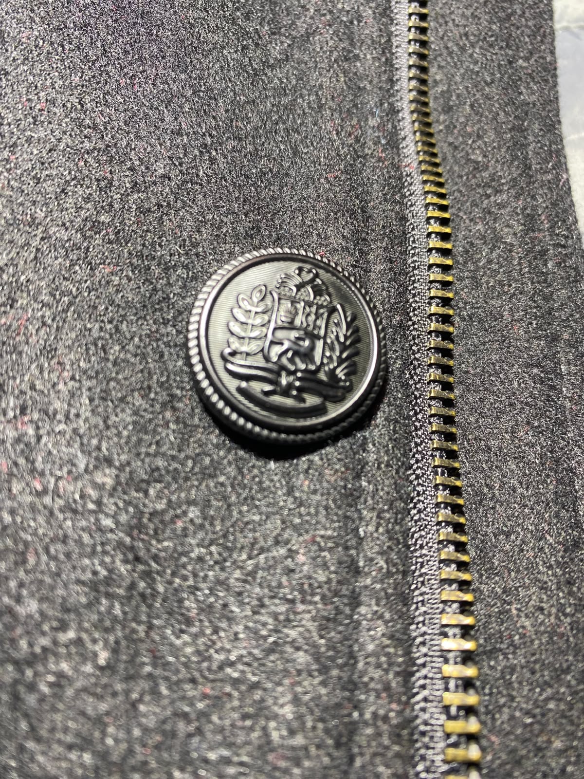Guess Military Coat - Detalle botón metálico escudo heráldico y cremallera dorada