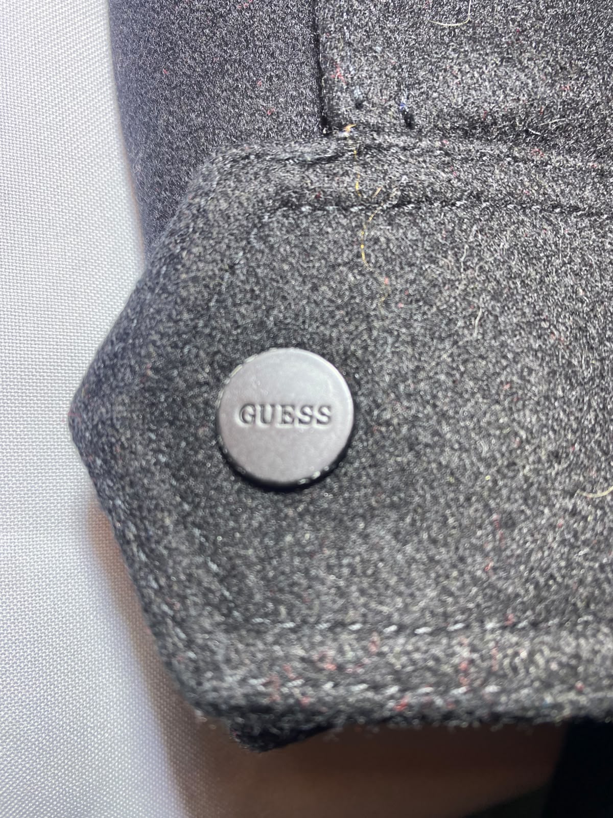 Guess Military Coat - Botón GUESS grabado en puño