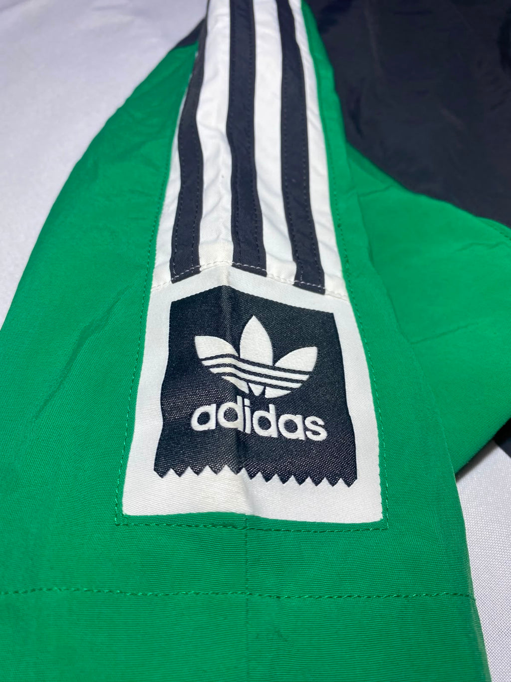 Adidas Originals Track Jacket - Detalle parche Trefoil y tres rayas