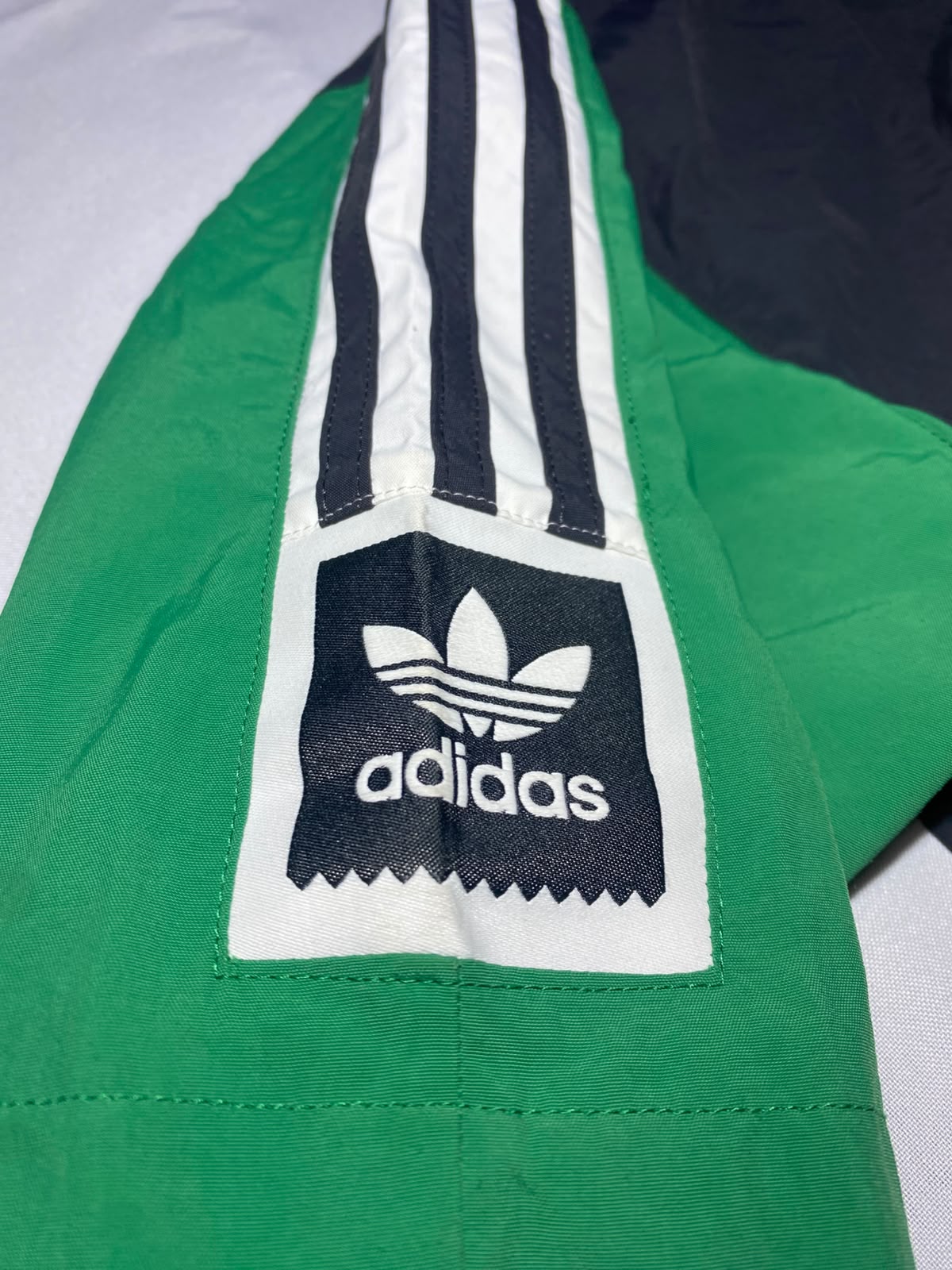 Adidas Originals Track Jacket - Detalle parche Trefoil y tres rayas