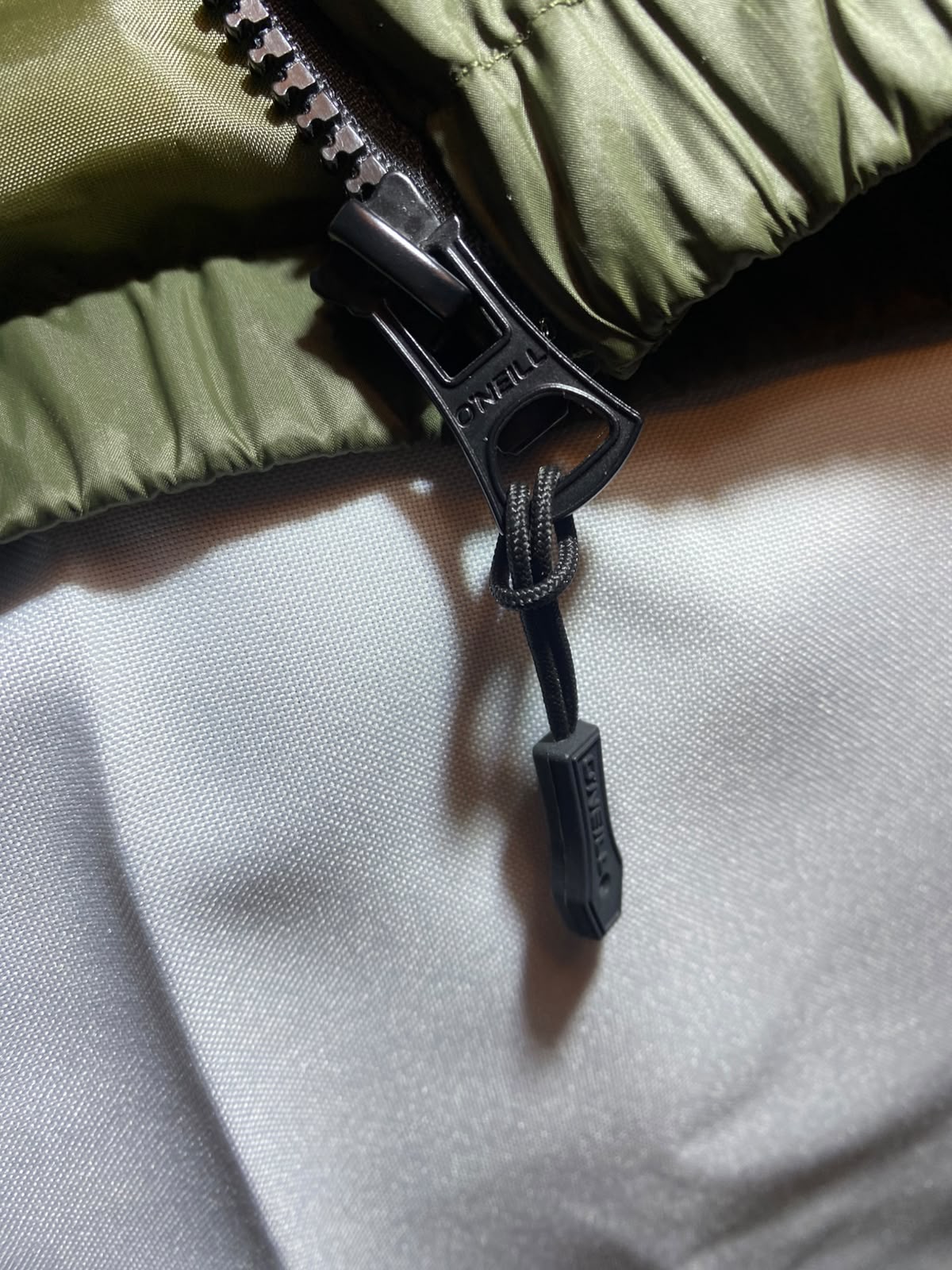 O'Neill Puffer Jacket - Detalle cremallera negra con tirador O'Neill grabado