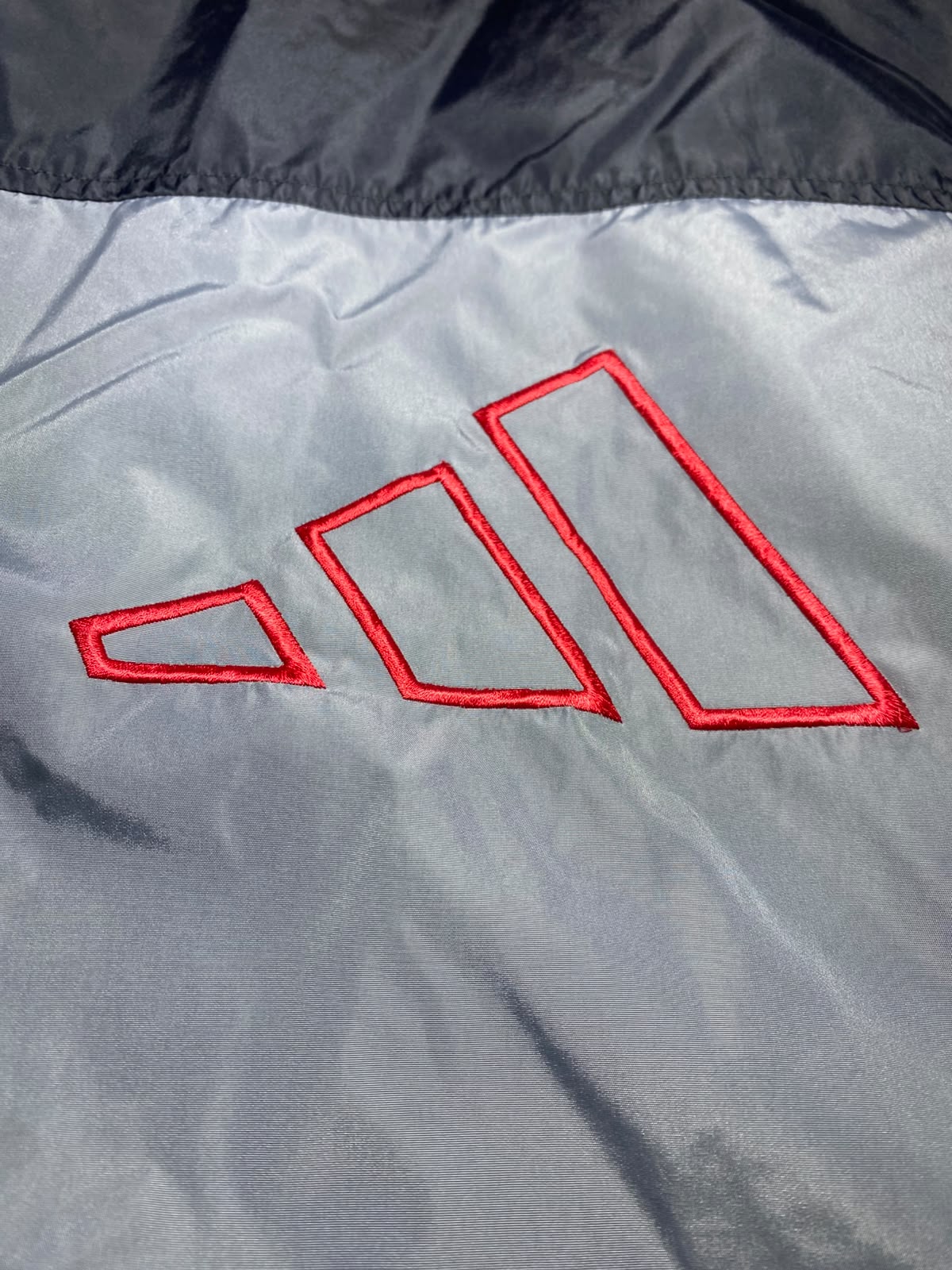 Adidas Red Black Jacket - Vista adicional