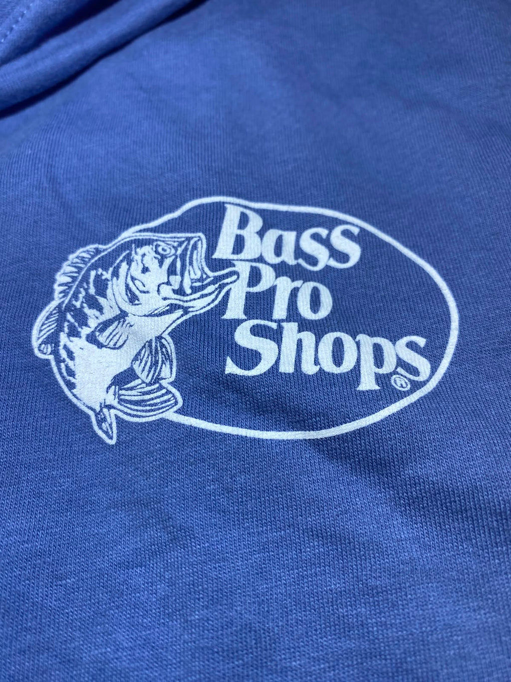 Bass Pro Shops Good Boy Tee - Detalle logo pecho
