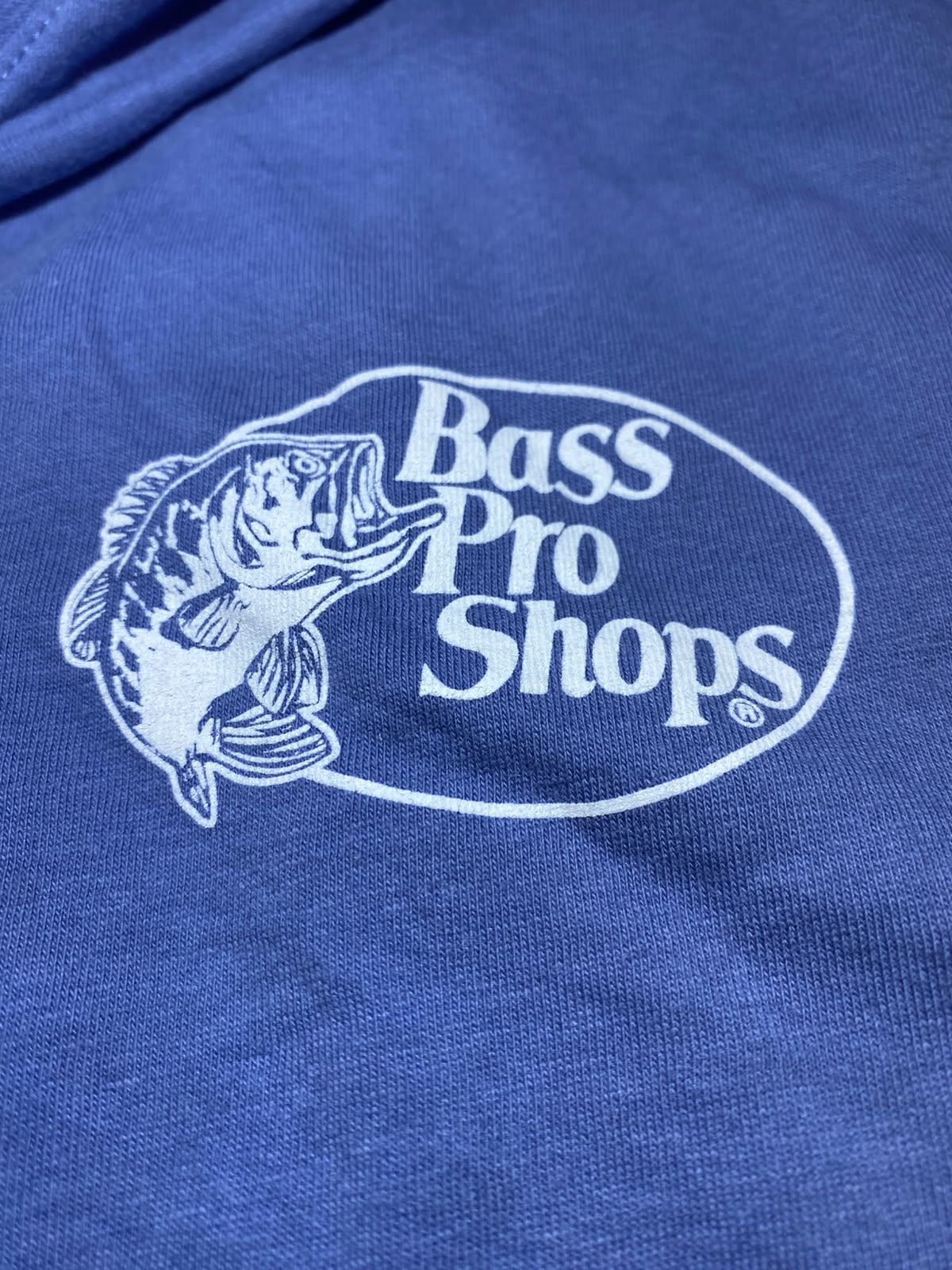 Bass Pro Shops Good Boy Tee - Detalle logo pecho