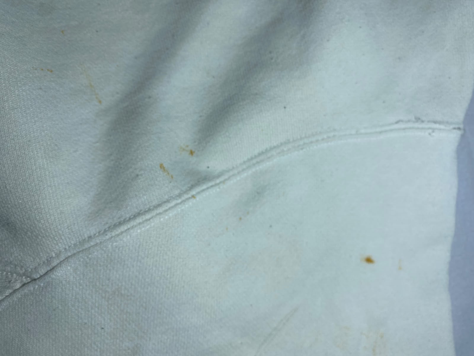 Champion White Hoodie - detalle manchas