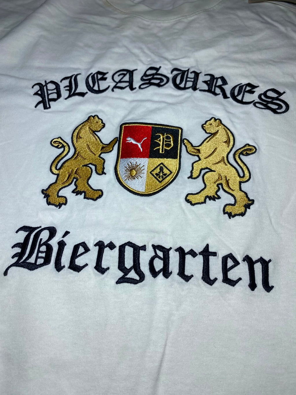 Puma x Pleasures Biergarten - Bordado espalda escudo y panteras