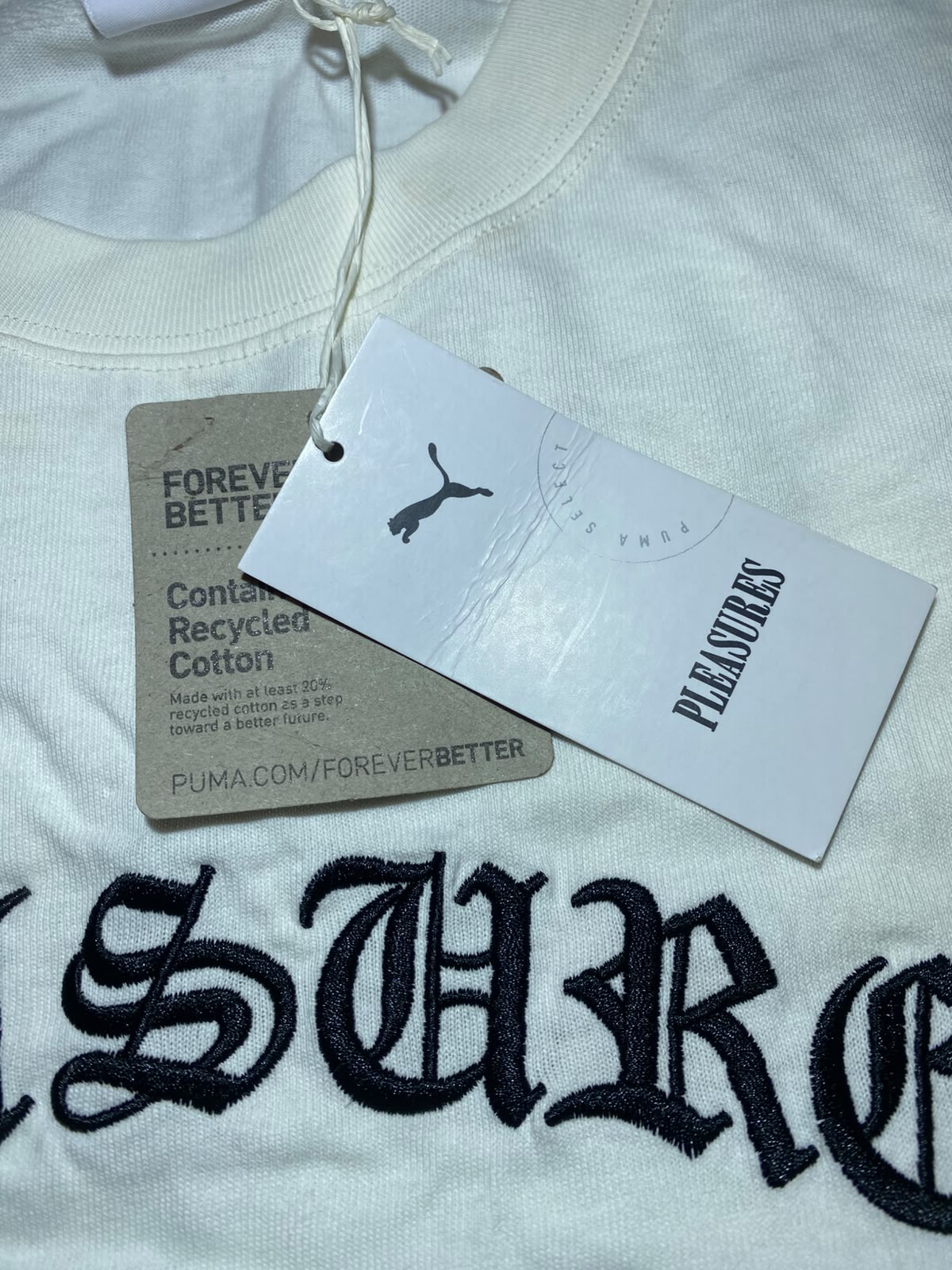 Puma x Pleasures Biergarten - Detalle bordado pecho y etiquetas