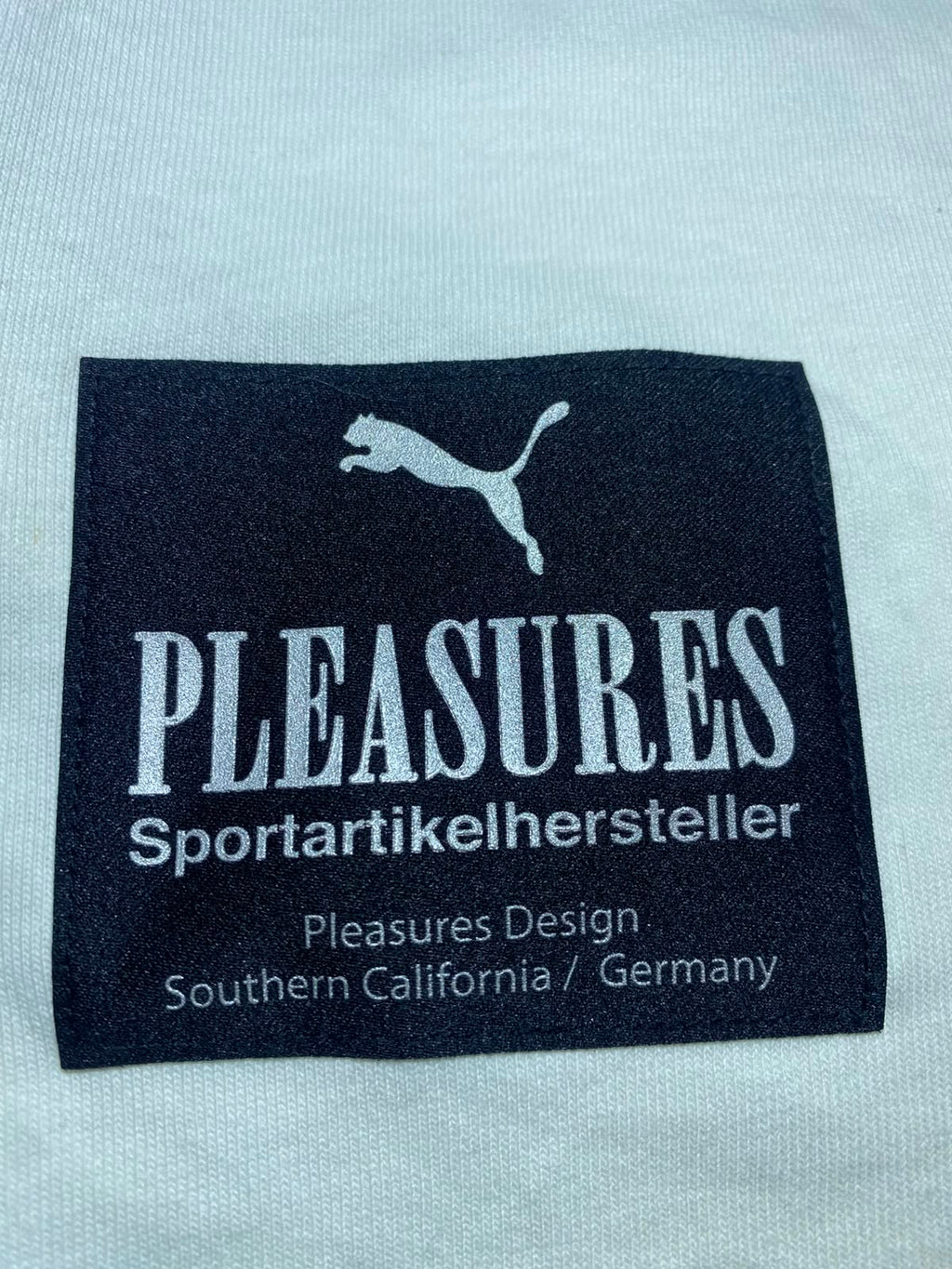 Puma x Pleasures Biergarten - Etiqueta Pleasures Sportartikelhersteller