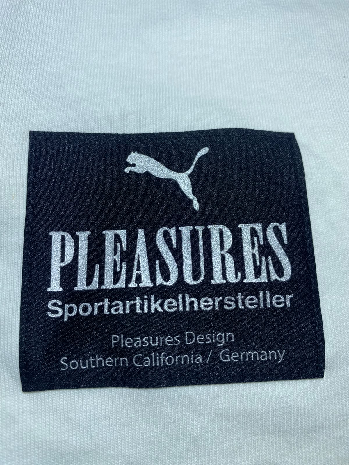 Puma x Pleasures Biergarten - Etiqueta Pleasures Sportartikelhersteller