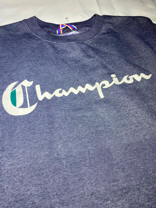 Champion Crewneck Gris - detalle logo pecho