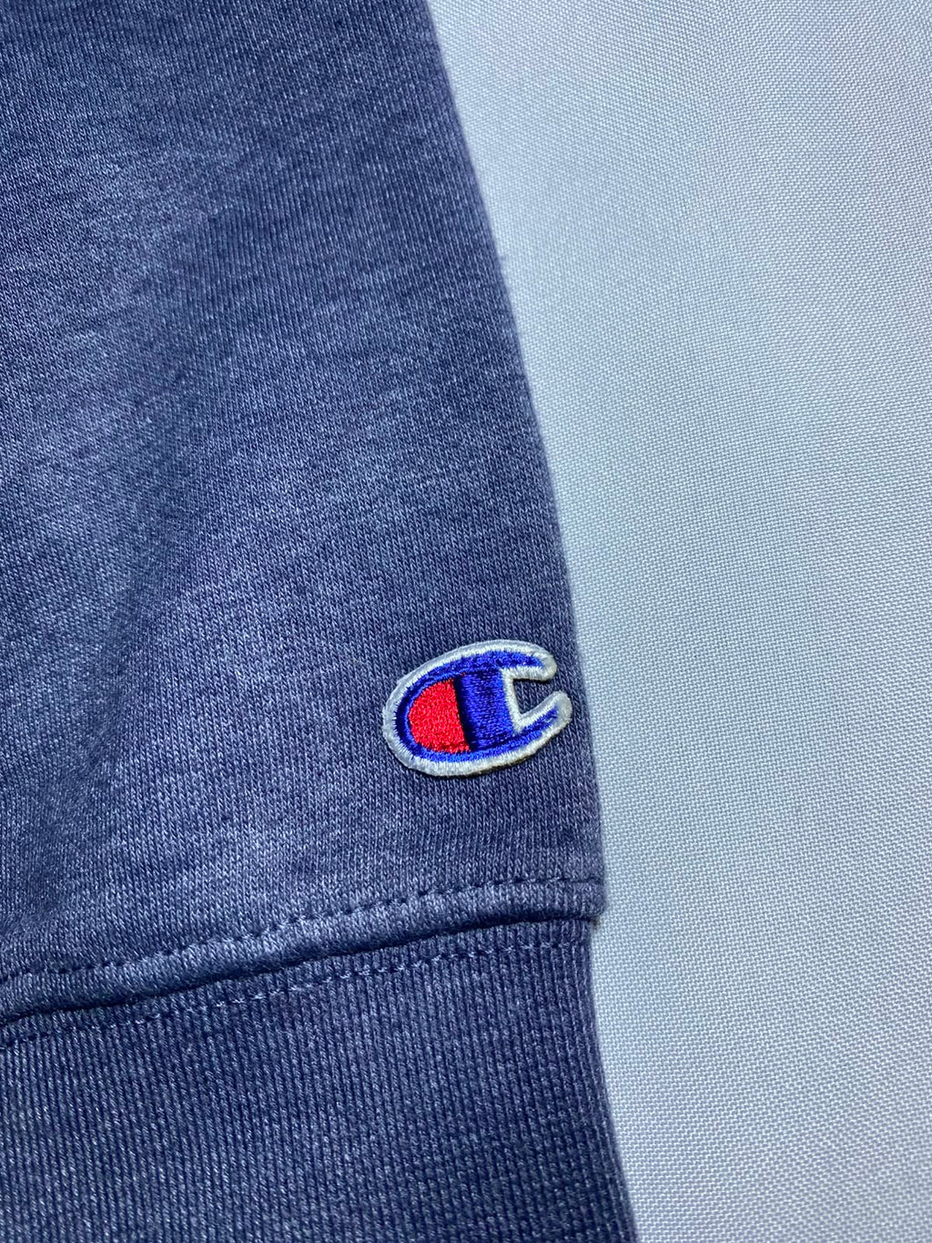 Champion Crewneck Gris - logo bordado manga