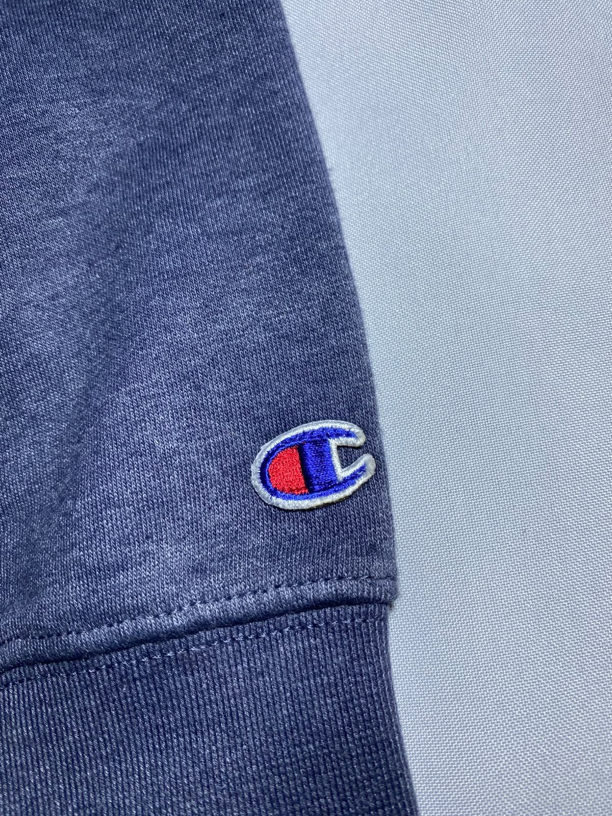 Champion Crewneck Gris - logo bordado manga