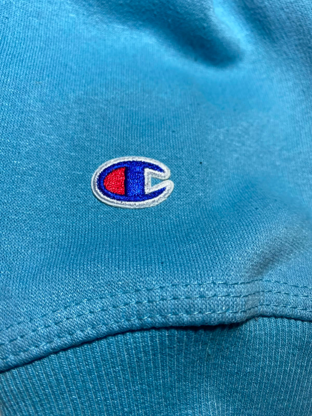 Champion Light Blue Hoodie - logo C bordado manga