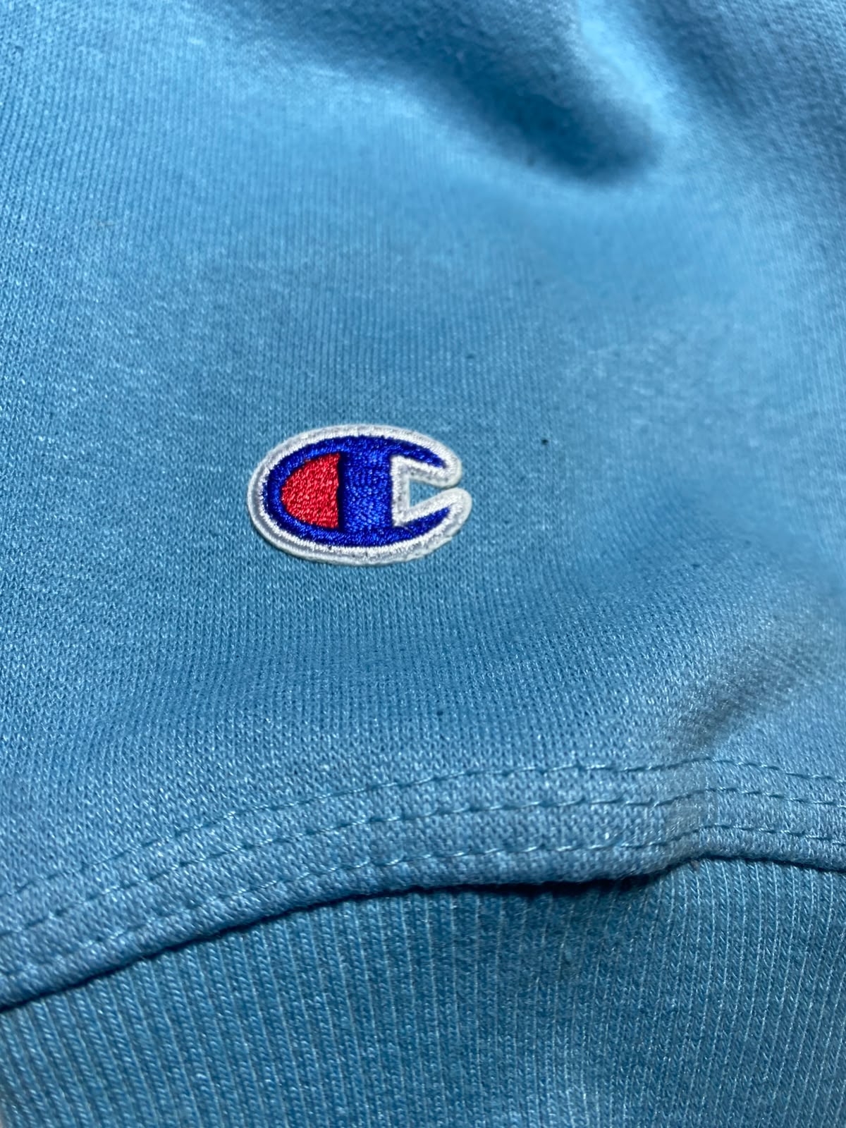 Champion Light Blue Hoodie - logo C bordado manga