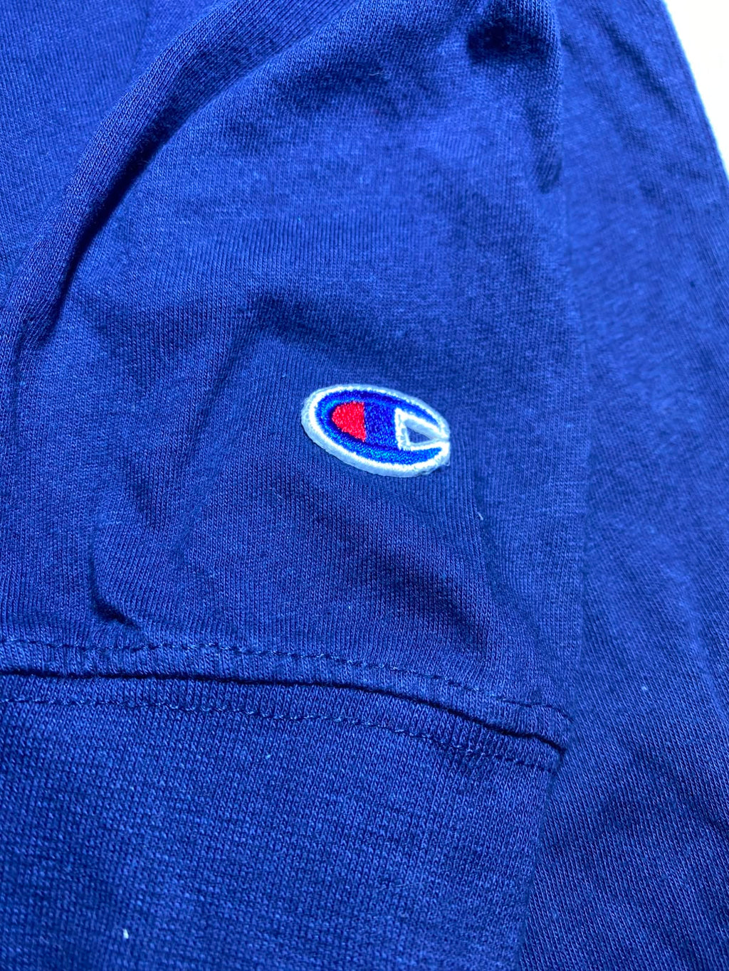 Champion Blue Tee - detalle logo pecho