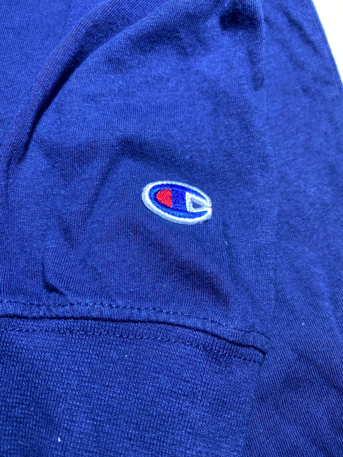 Champion Blue Tee - detalle logo pecho