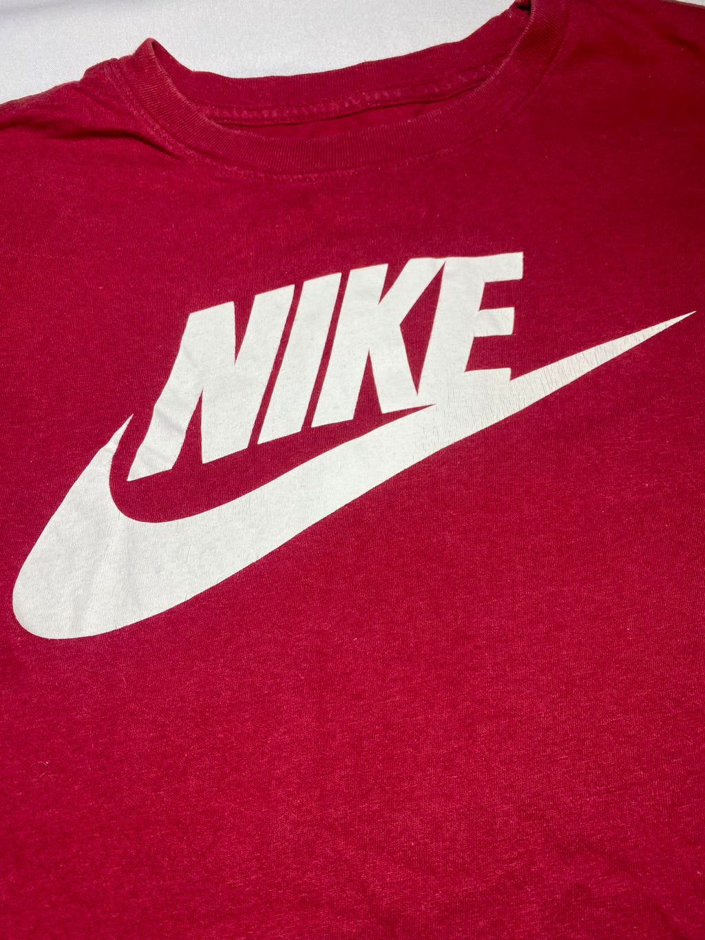 The Nike Tee Red - Detalle logo Nike