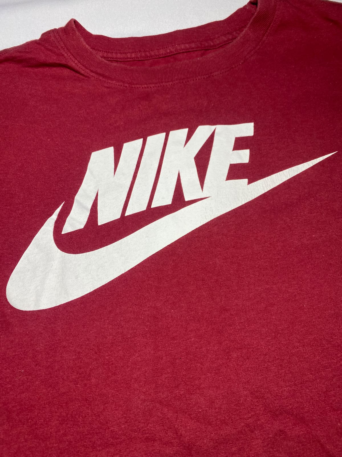 The Nike Tee Red - Detalle logo Nike