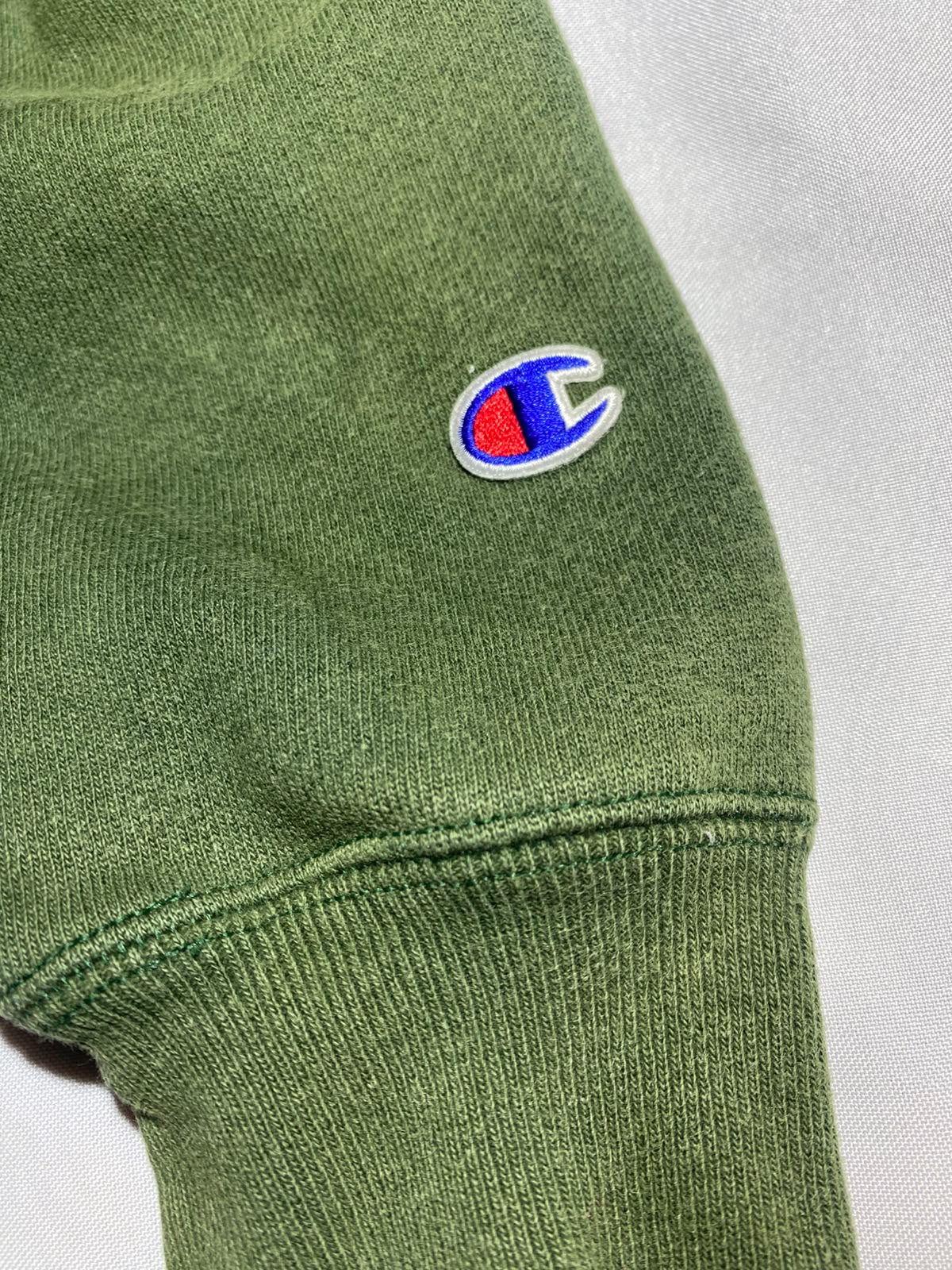 Champion Green Crewneck - logo bordado manga