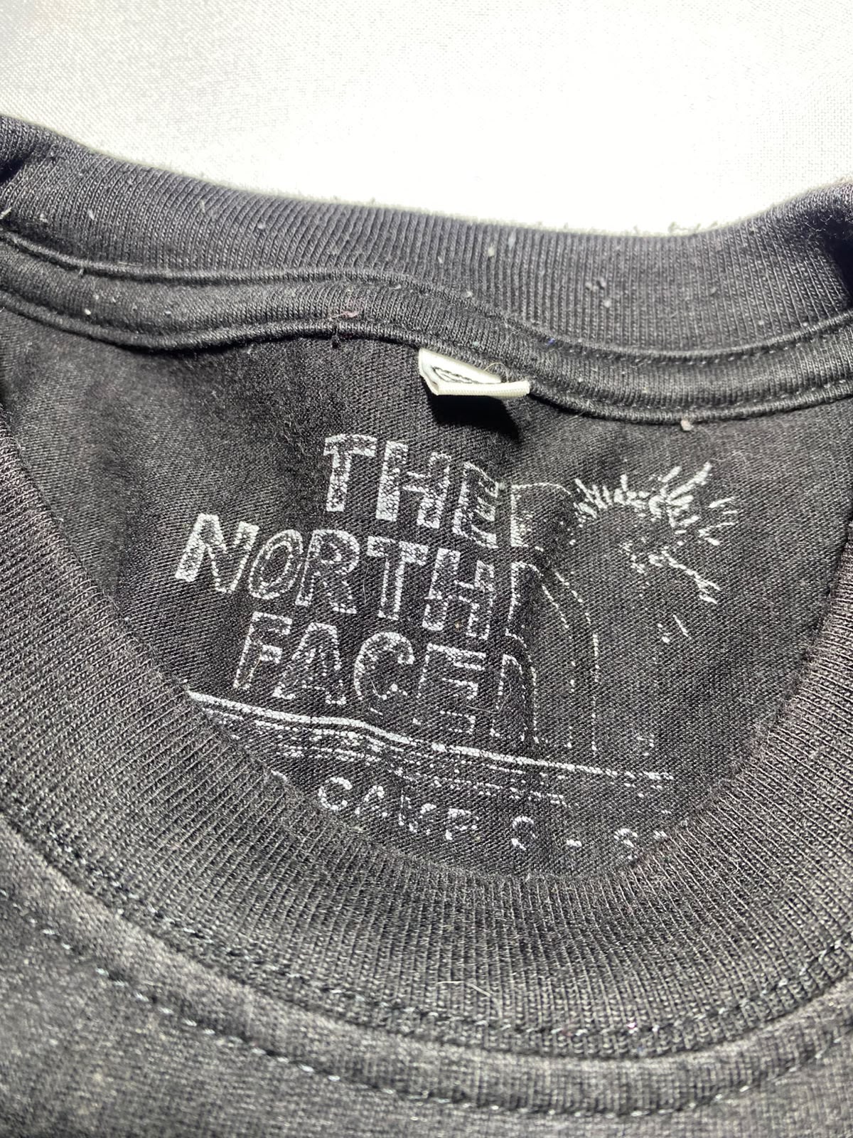 The North Face Tee - Etiqueta interior desgastada