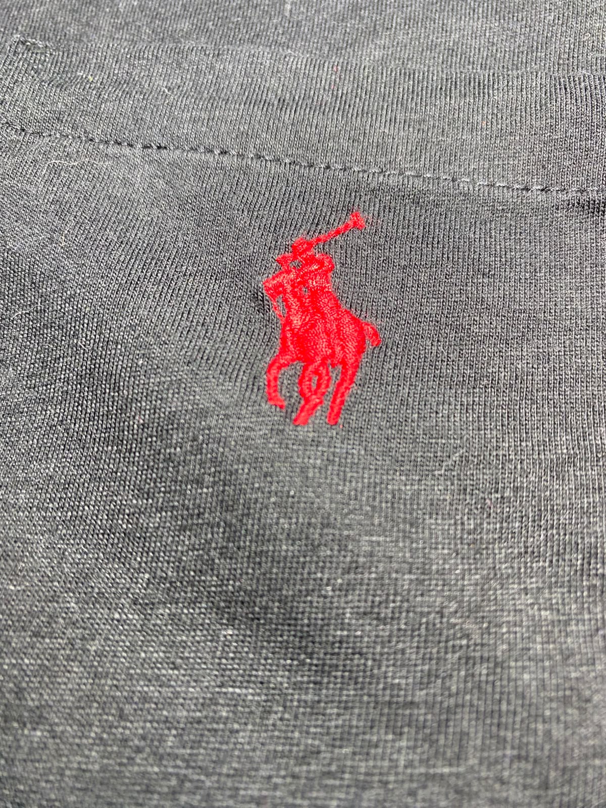 Polo Ralph Lauren Pocket Tee - Detalle logo Pony rojo bordado