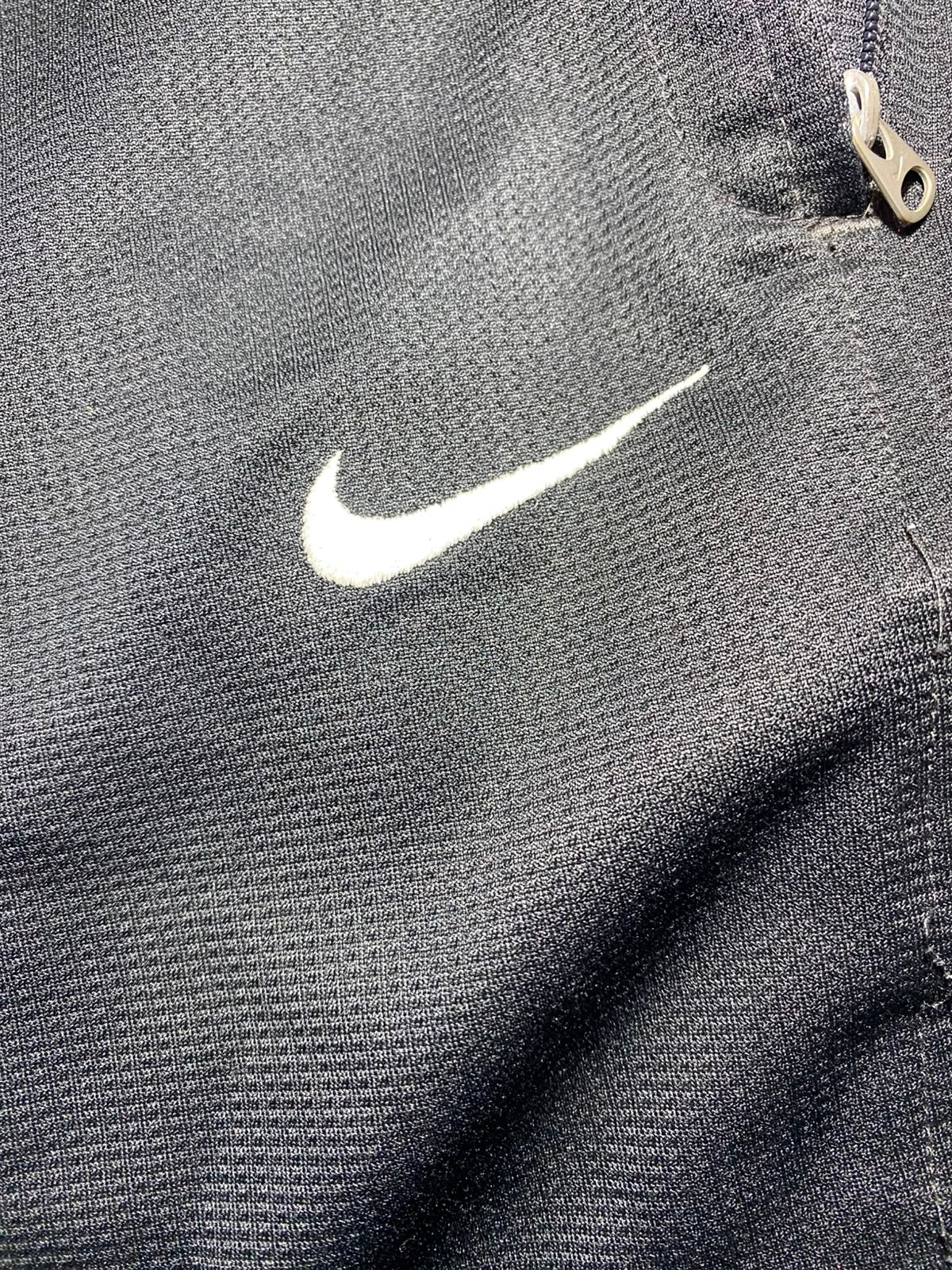 Nike Black Short - Detalle Swoosh
