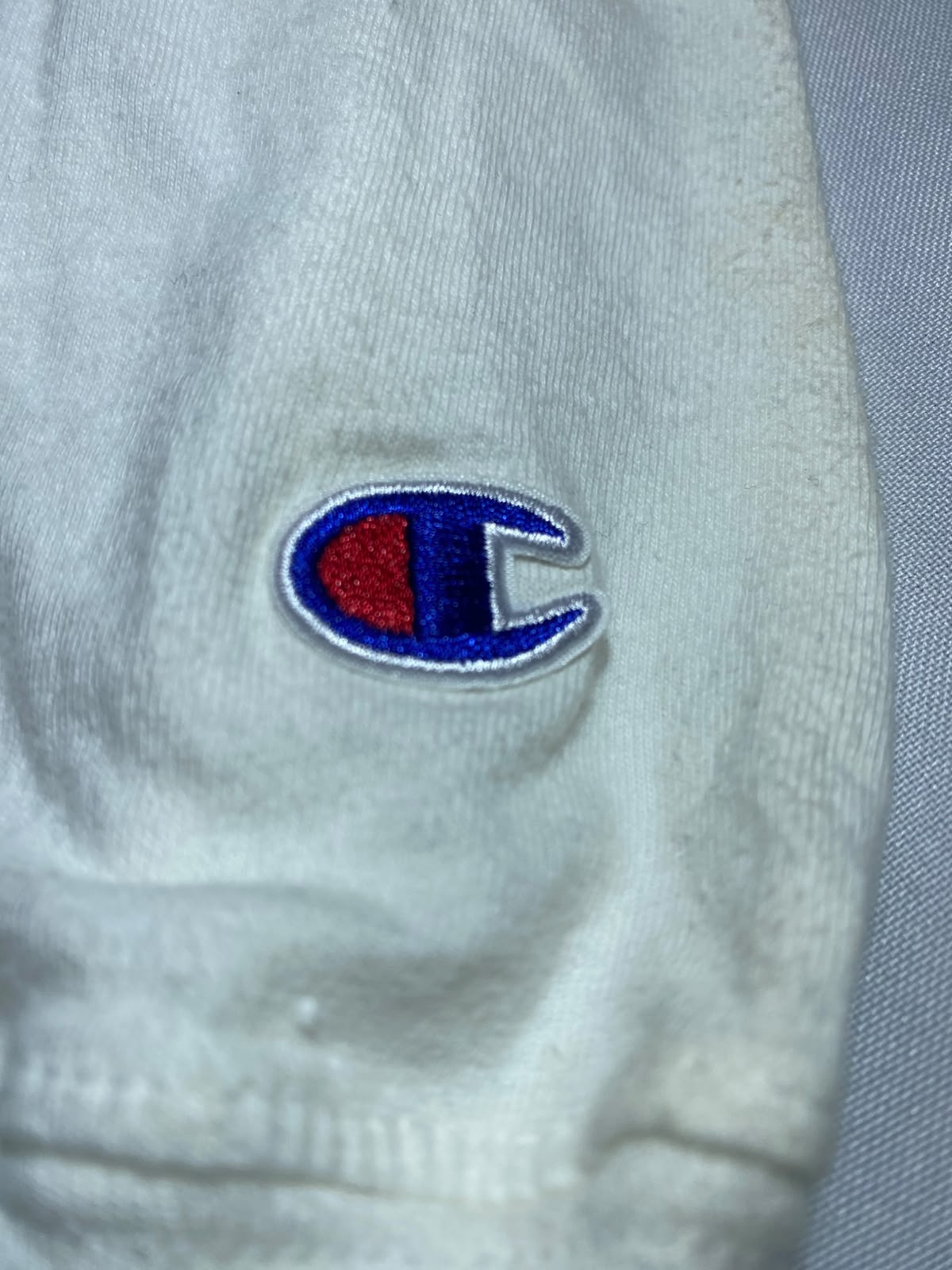 Champion White Long Sleeve Tee - logo C bordado manga