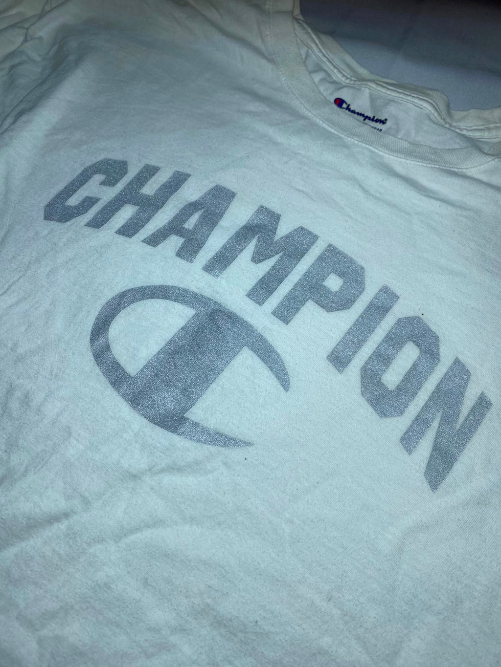 Champion White Long Sleeve Tee - logo plateado glitter pecho