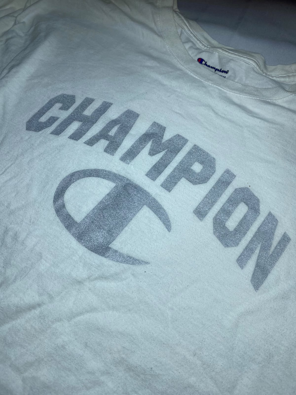 Champion White Long Sleeve Tee - logo plateado glitter pecho